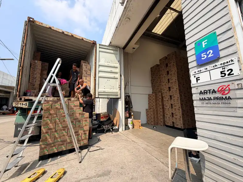 PT Arta Maja Prima warehouse loading FMCG products into an export container